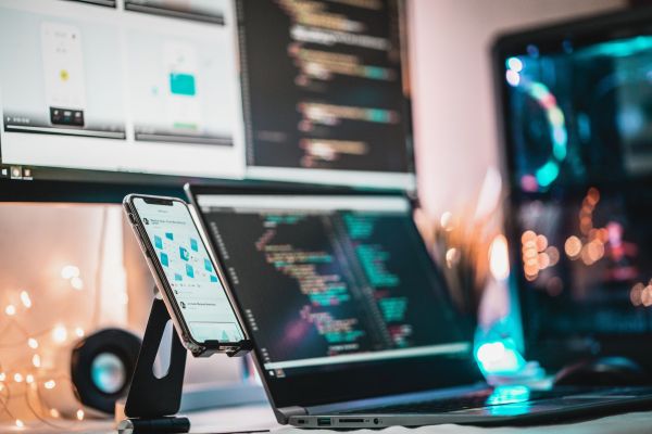 Pourquoi choisir le développement PWA plutôt que les apps natives en 2026 ?
