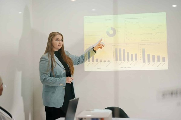 Comment un jeu de gestion d'équipe peut-il intégrer des éléments de formation en leadership?