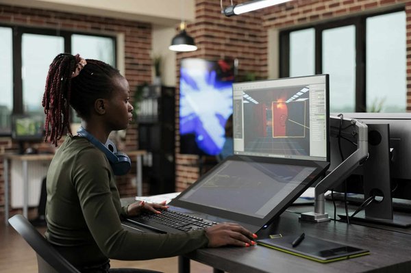 Comment un jeu de stratégie en temps réel peut-il intégrer des éléments de gestion de crise pour plus de réalisme?